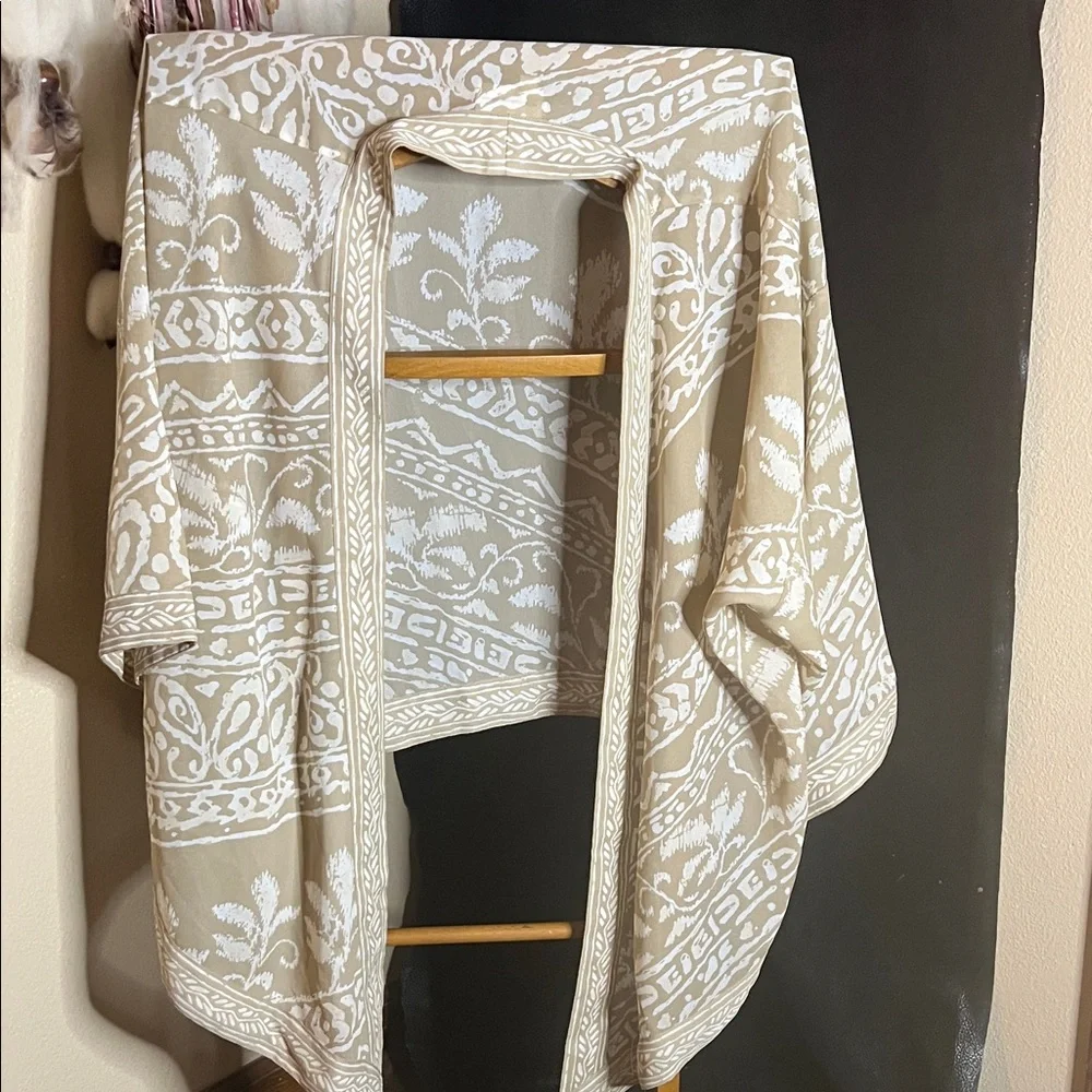 Coldwater Creek Tan and White Decorative Throw