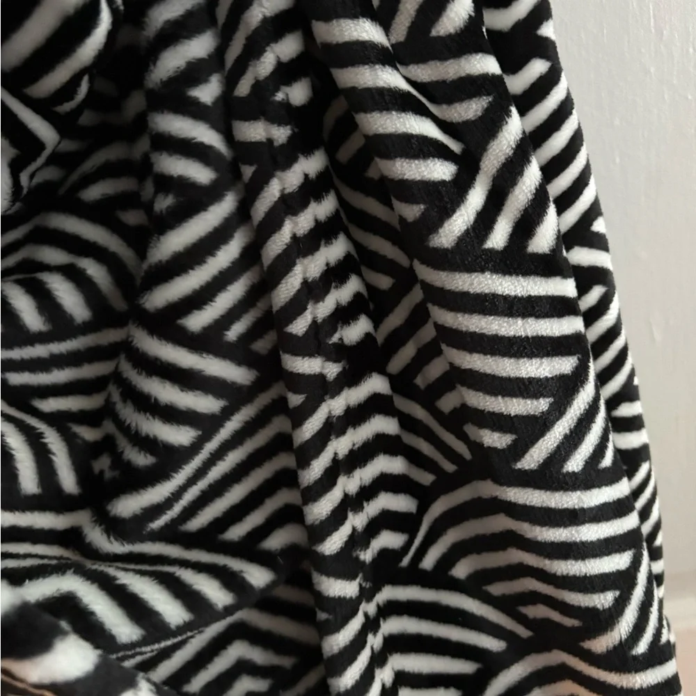 Throw blanket Black and White Geometric pattern