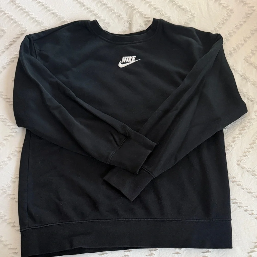EUC Nike Kids Black Sweatshirt Long Sleeve XL Crewneck White Embroidered Swoop