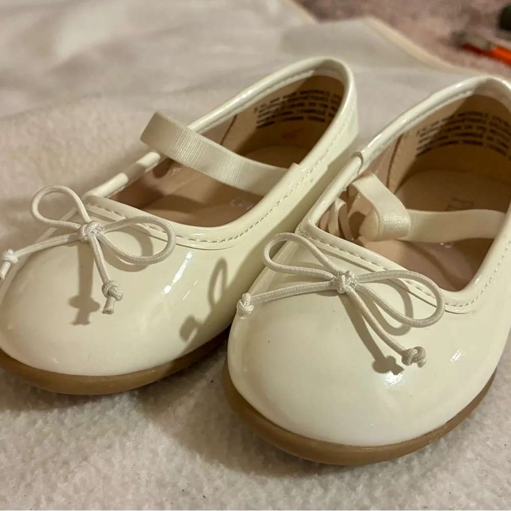 The Children's Place Infant Size 5 White Dress Shoes with Bow-LIKE NEW Spring