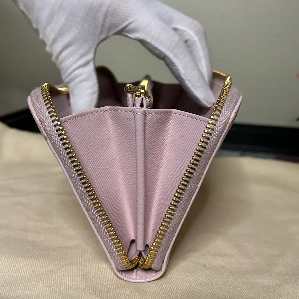 Prada coin closure