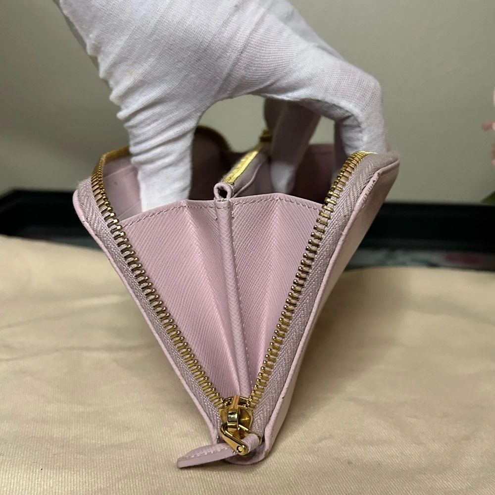 Prada multiple usage petalo