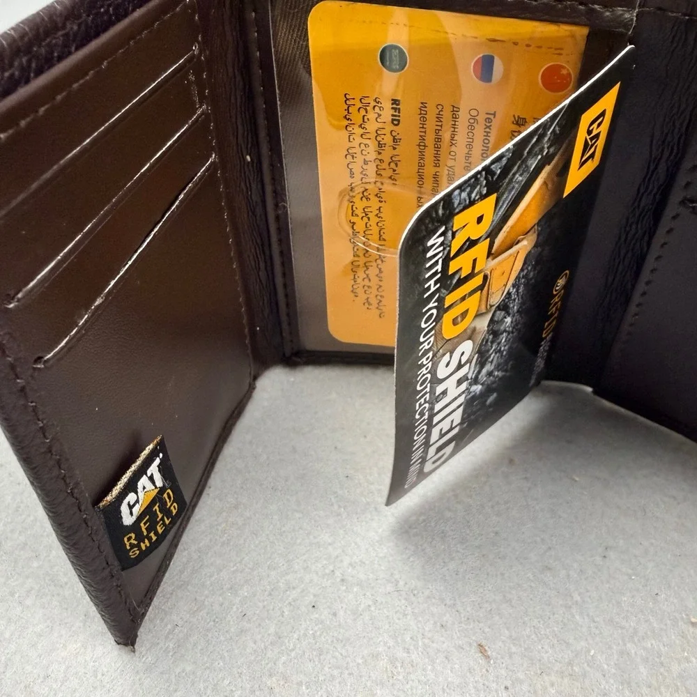 CAT Caterpillar RFID Shield Trifold‎ Brown Leather Wallet Men Metal Gift Box NEW