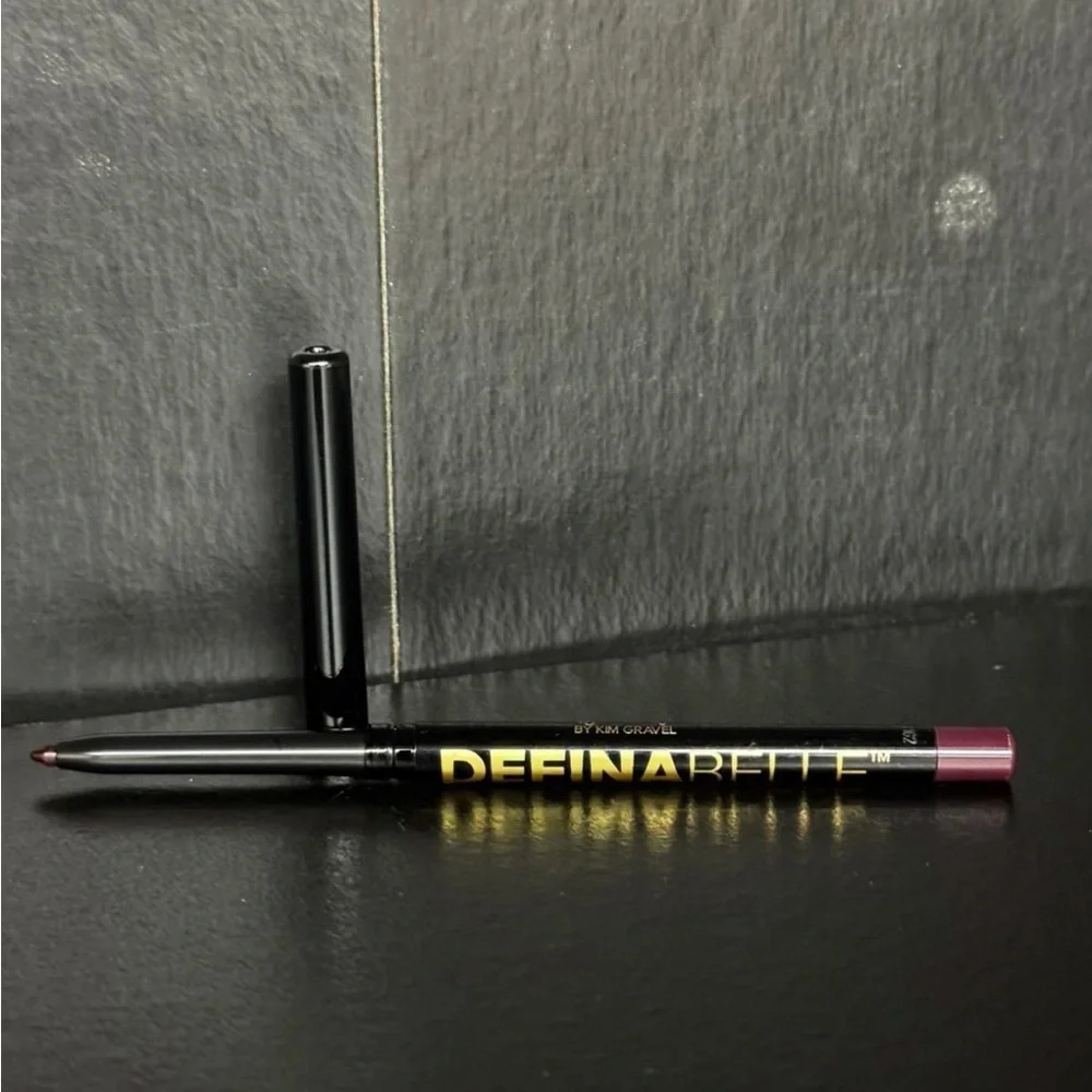 Belle by Kim Gravel DefinaBelle Eyeliner - Black and Purple