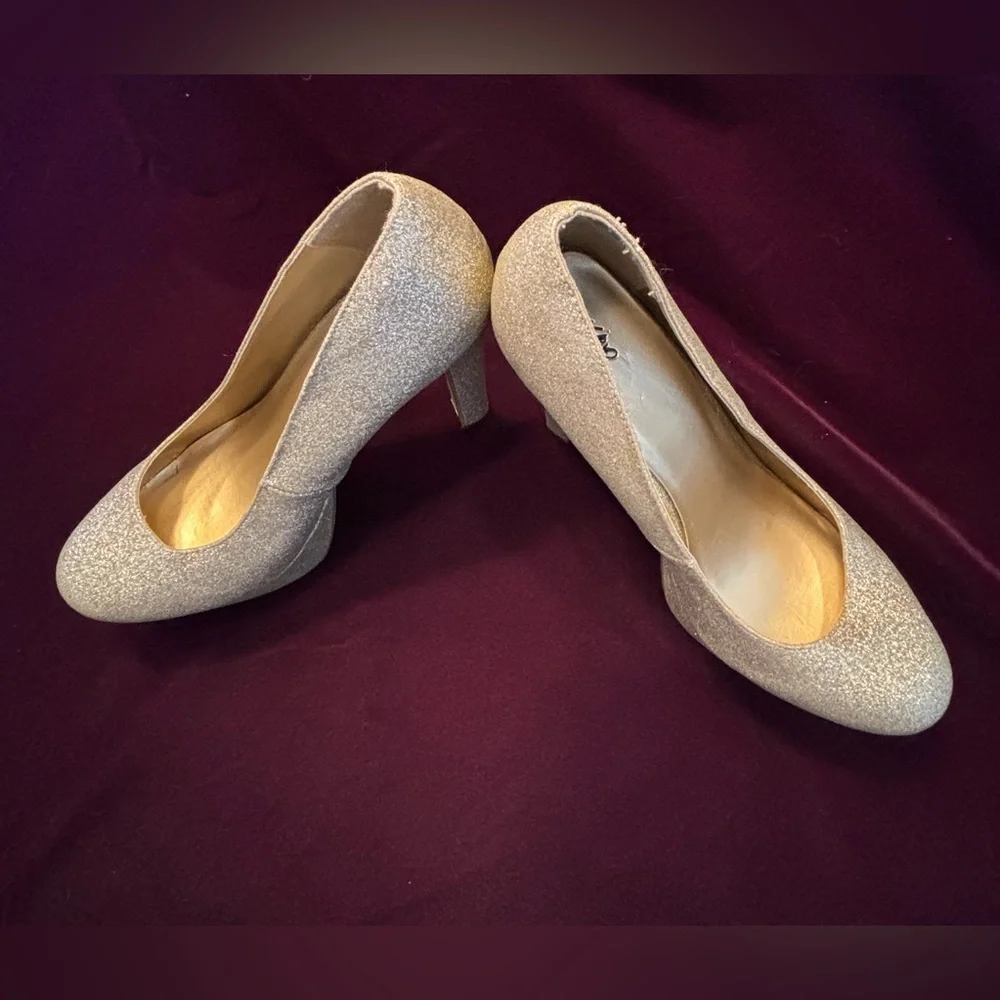 MASSIMO Women’s Silver Glitter Platform Pumps SZ 8 MED Width VERY Sparkly Shoes