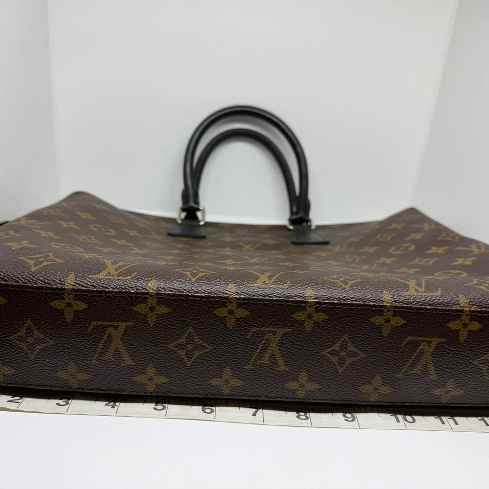 Louis Vuitton sophisticated louis