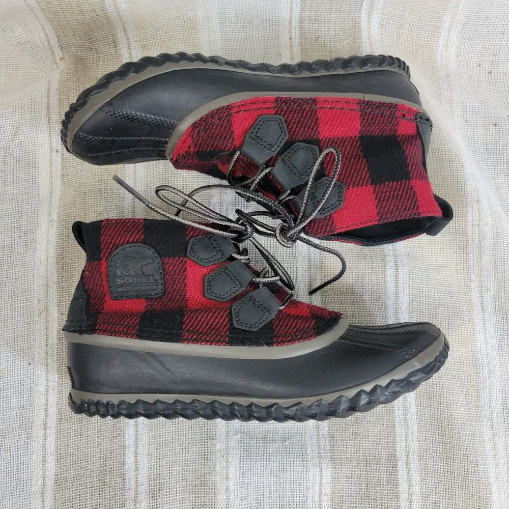 Sorel Out N About Duck Boots‎ Buffalo Plaid Size 7 Black Red