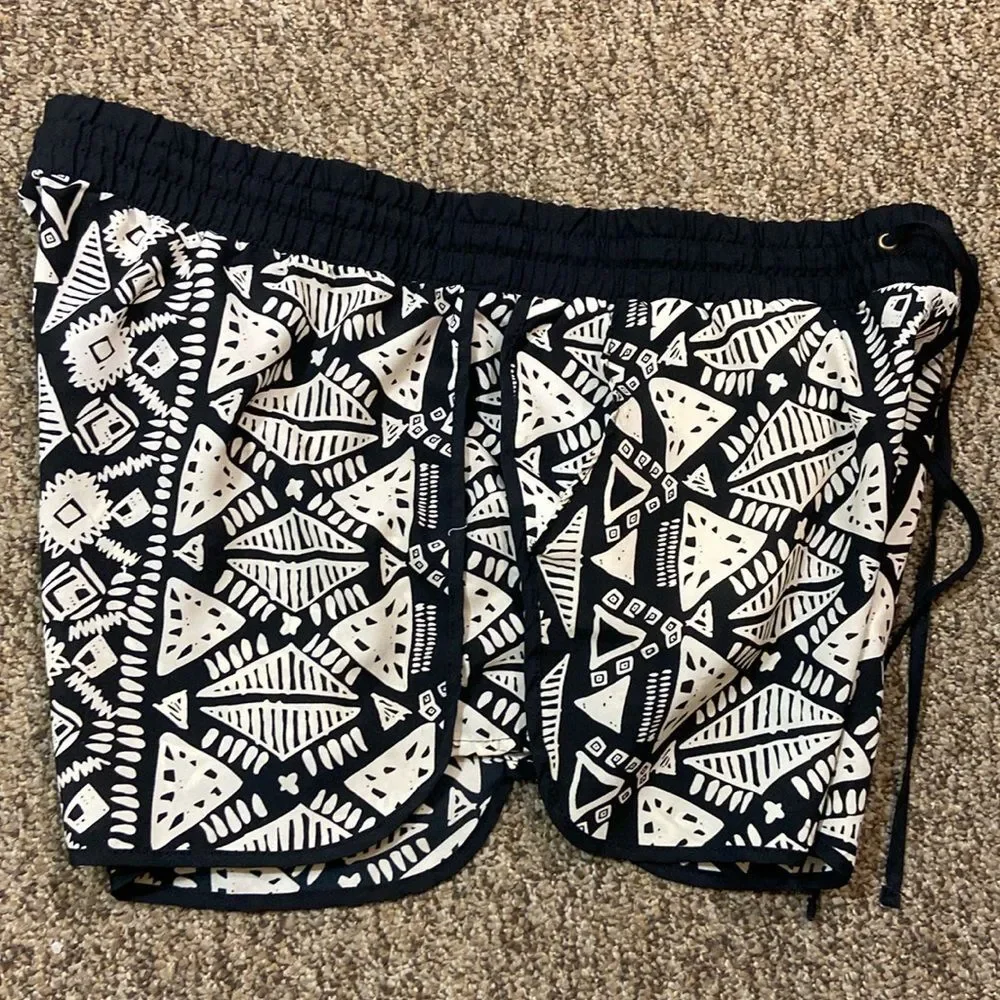 No Boundaries Black And Ivory Patterned Women's Shorts Size XL (15-17)
