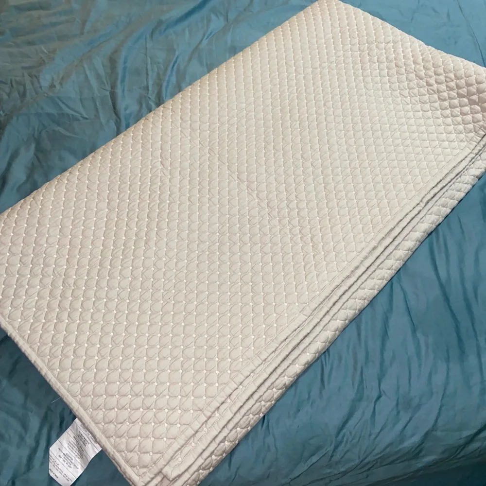 Like new Charter Club Quilt damask full/queen quilt coverlet