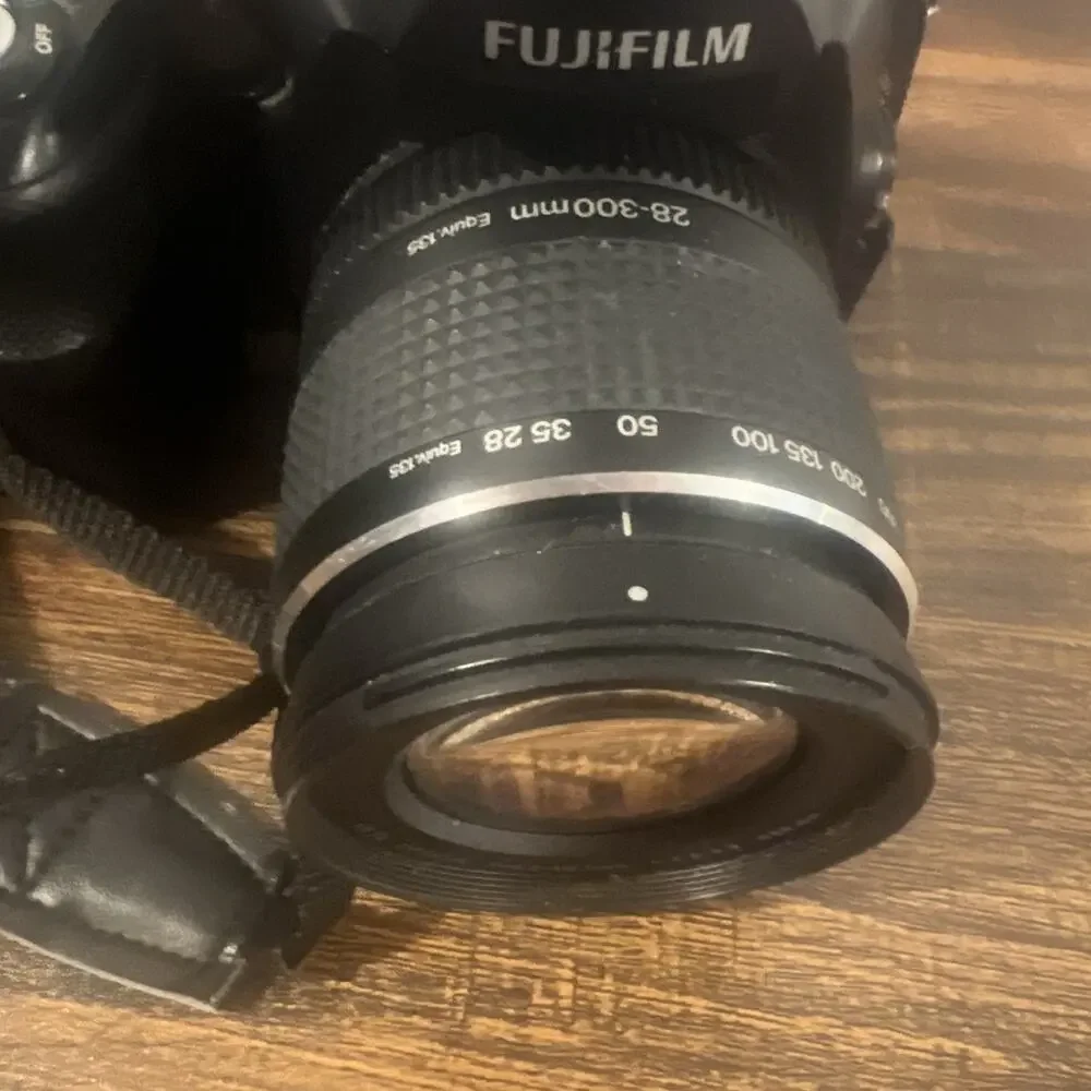 Fujifilm FinePix S Series S6000fd 6.3MP Digital Camera - Black Read W/case