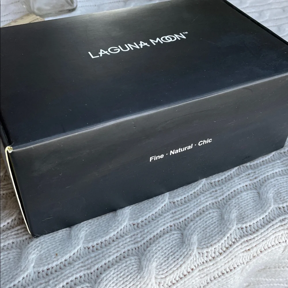 NWOT Laguna Moon 28 bath bomb set 2 tiered black box energy clarity creativity