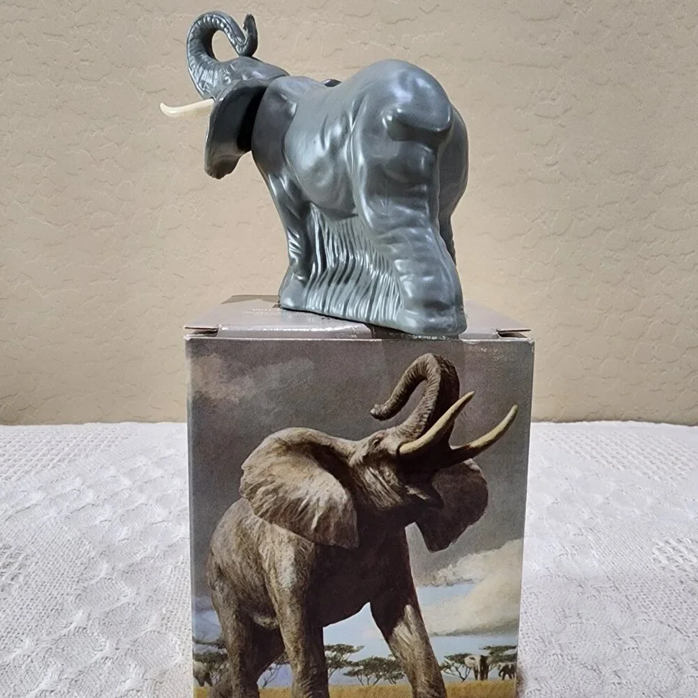 Vintage Avon MAJESTIC ELEPHANT Glass Bottle Wild Country Full in Original Box