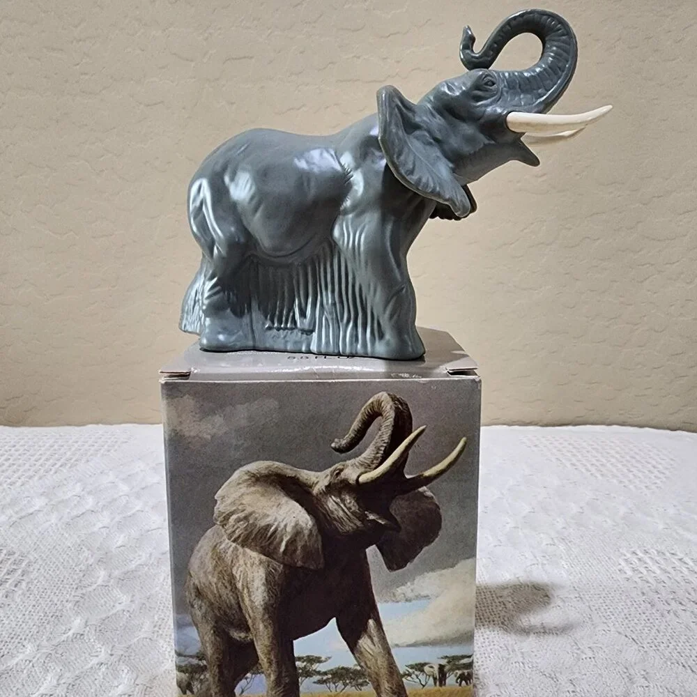 Vintage Avon MAJESTIC ELEPHANT Glass Bottle Wild Country Full in Original Box