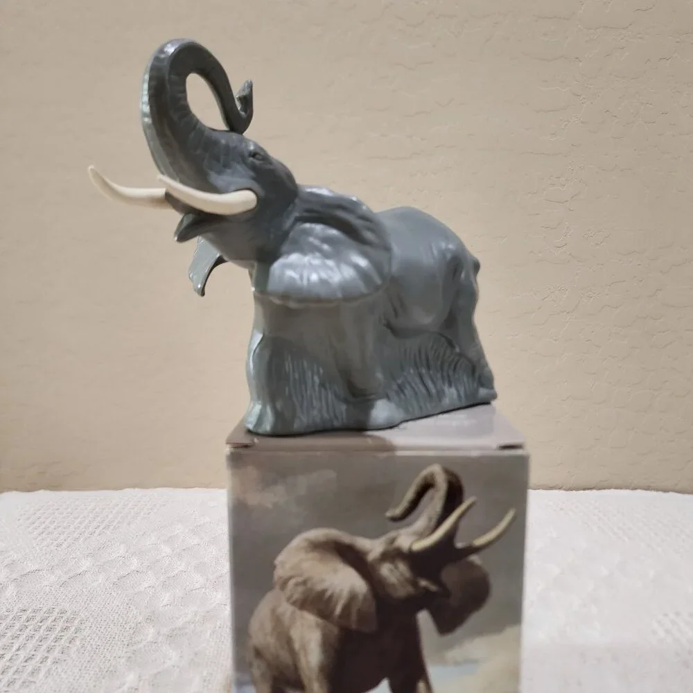 Vintage Avon MAJESTIC ELEPHANT Glass Bottle Wild Country Full in Original Box