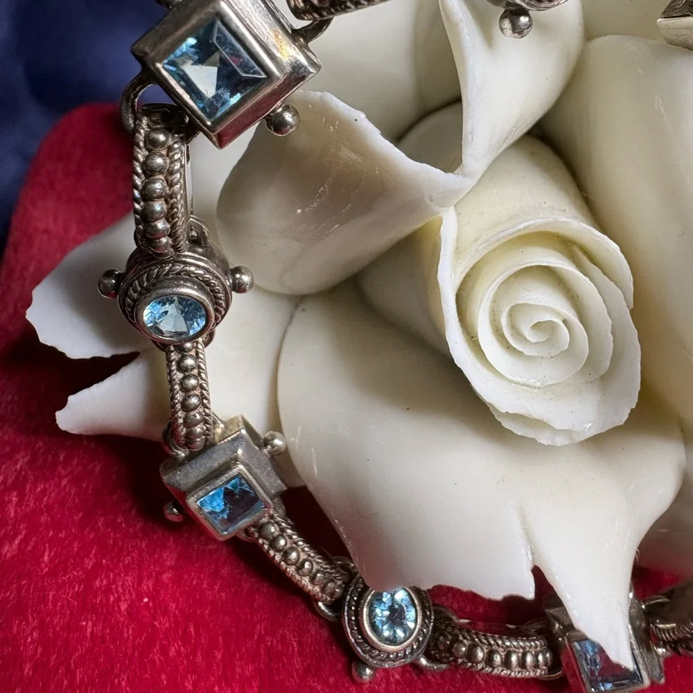 925 Sterling Silver this stunning