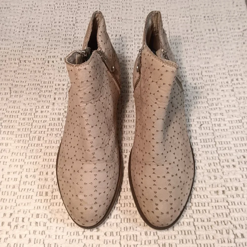 Bata women tan