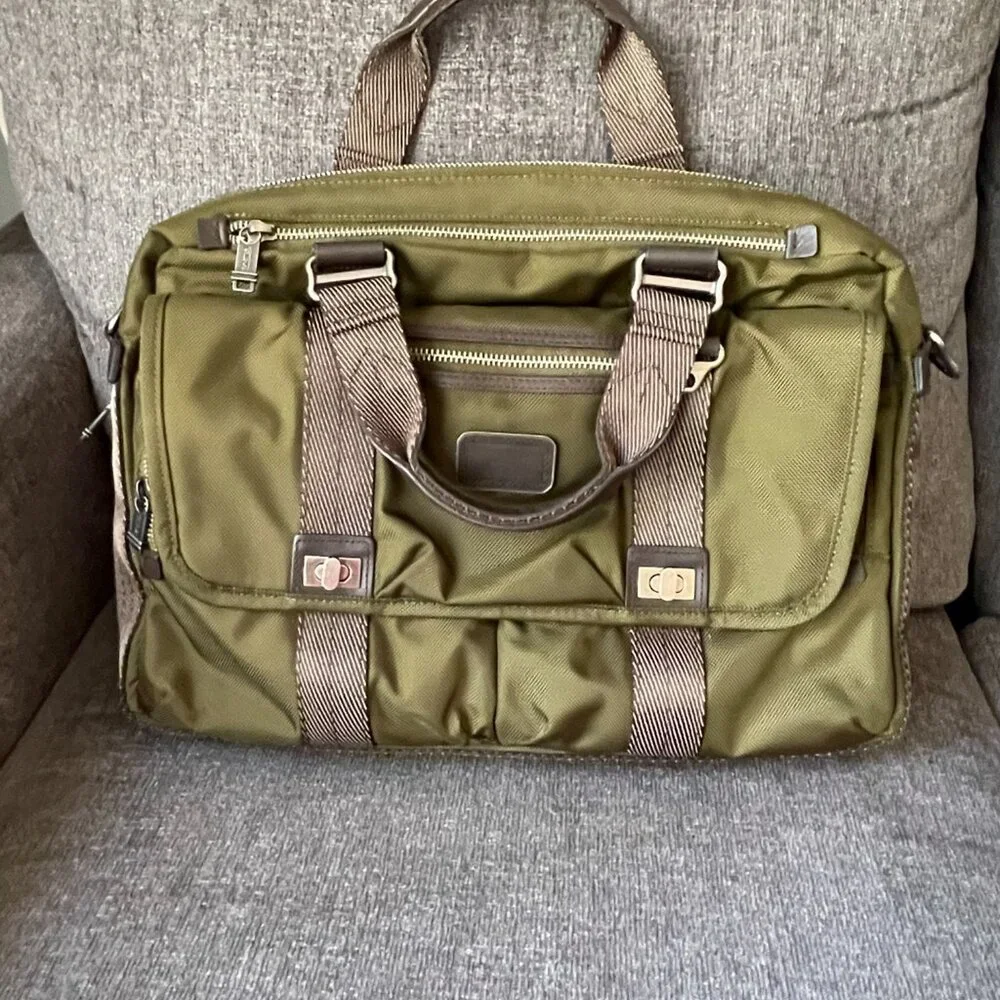Tumi Alpha Bravo Pinckey Flap Brief    New without Tag