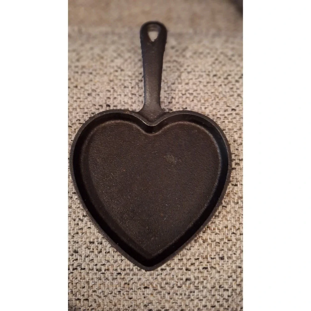 Mini Heart Shaped Cast Iron Skillet 8 long- Wide Galerie