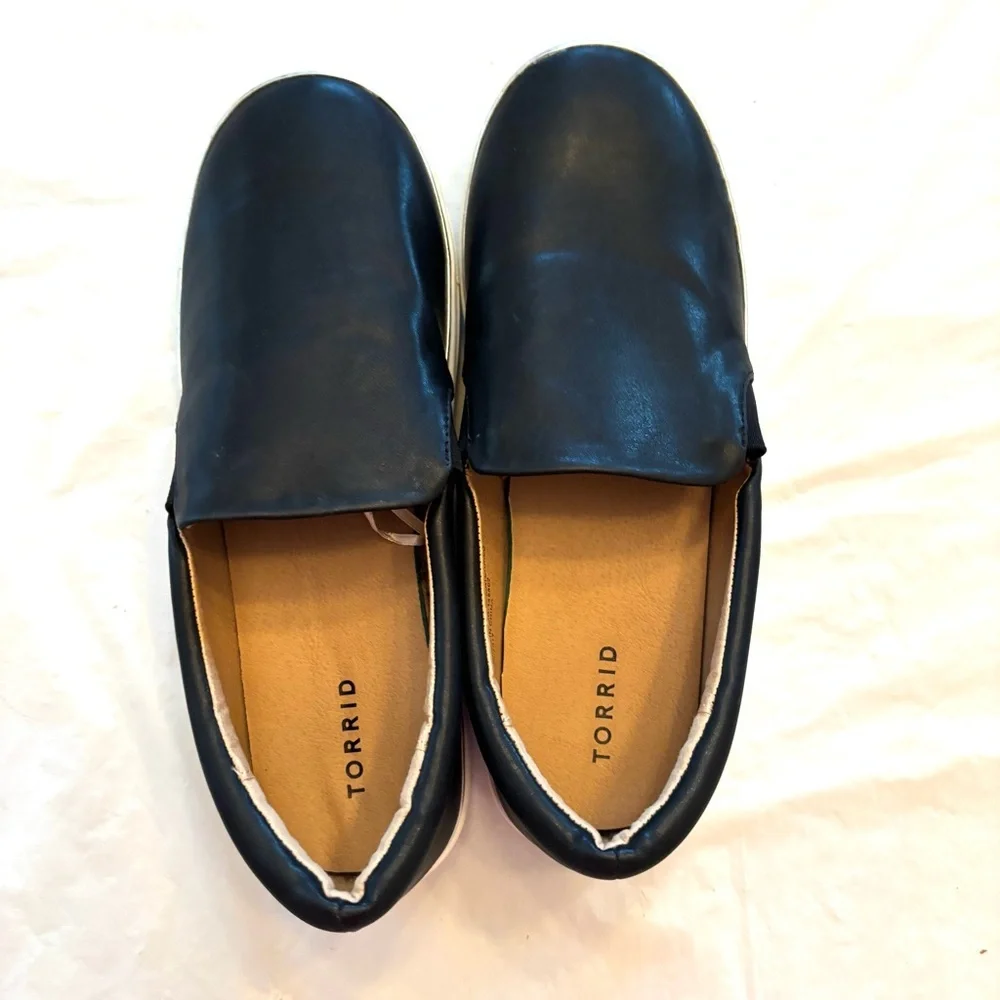 NWOT Torrid Metal trim slip on sneakers black vegan leather SZ 8 W.