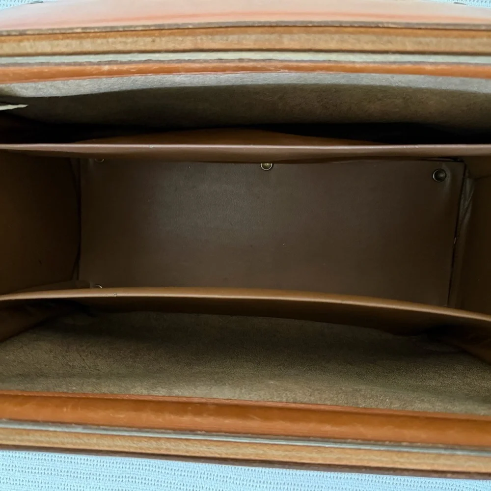 Elegant vintage pegasus Tan Leather suitcase