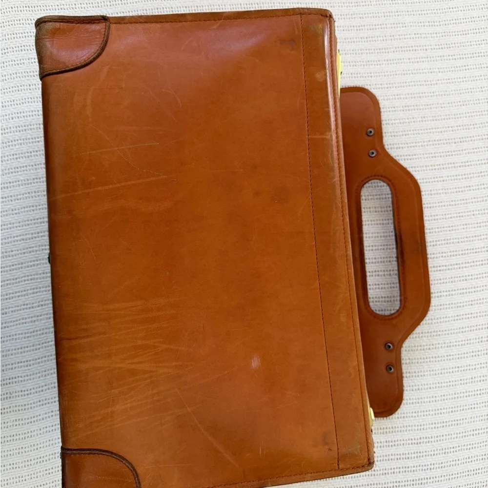 Elegant vintage pegasus Tan Leather suitcase