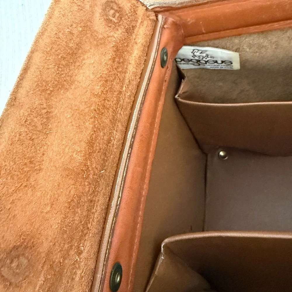 Elegant vintage pegasus Tan Leather suitcase