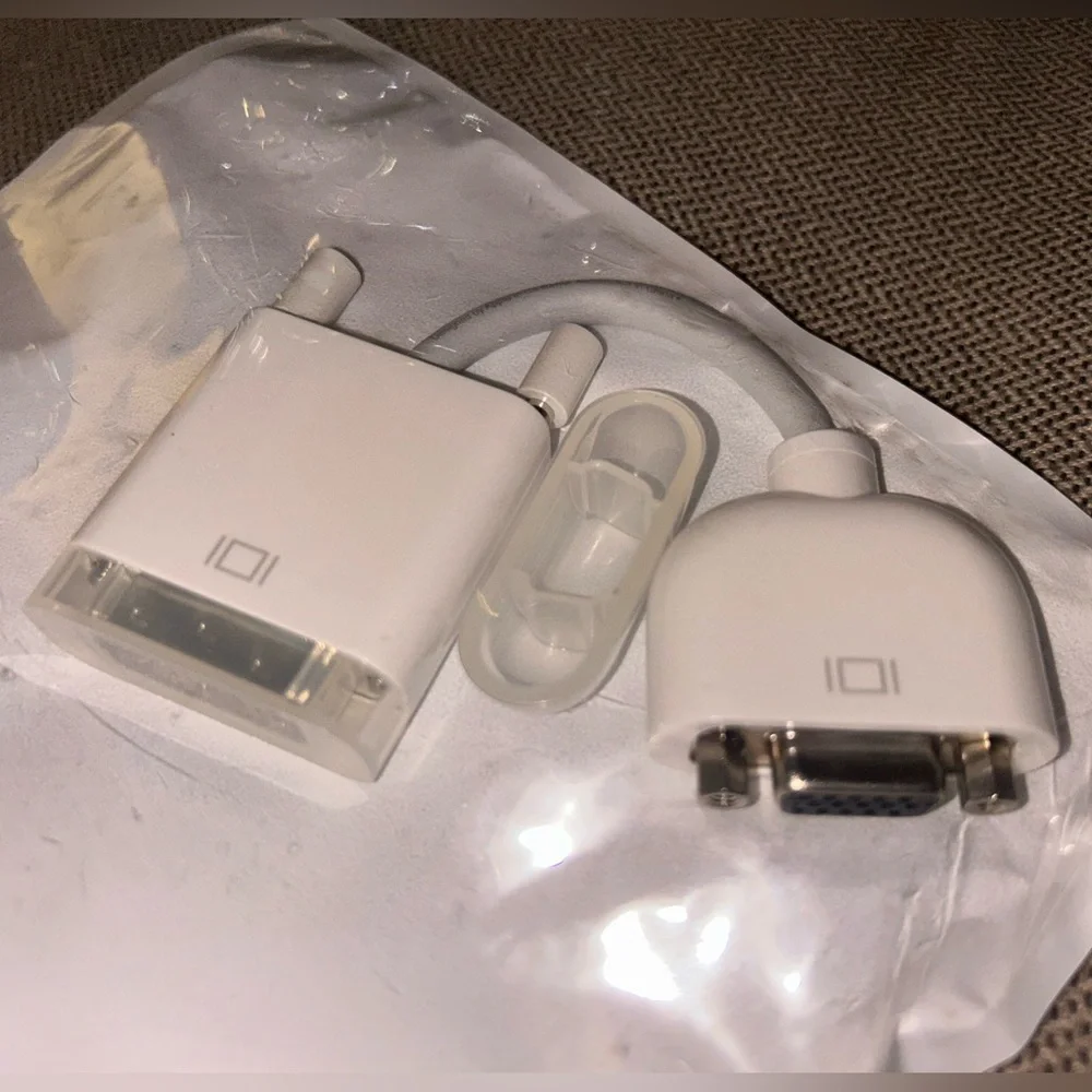 Apple DVI-to-VGA Adapter Cable in White