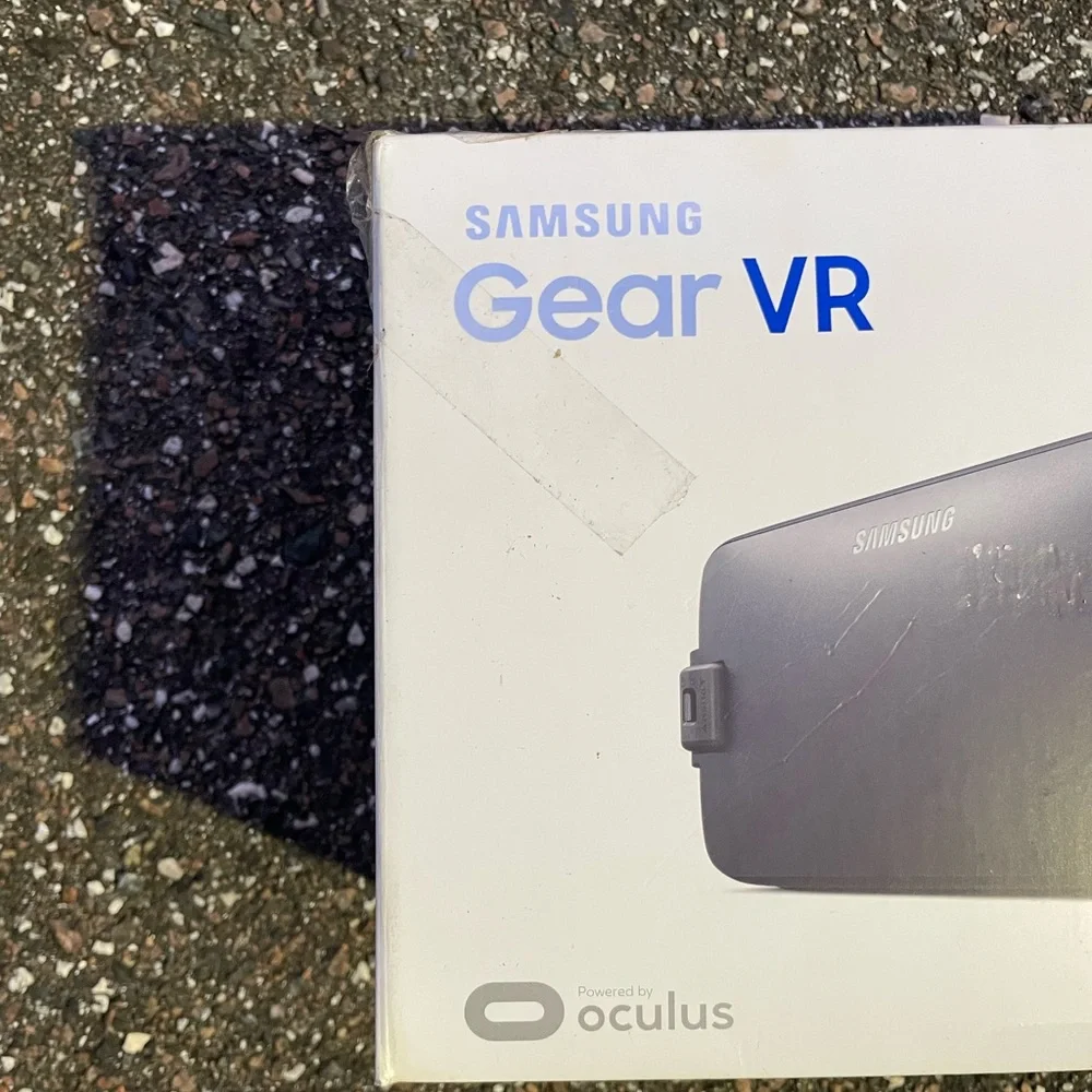 Samsung Gear VR Oculus Headset SM-R323 w/ Box Adapter Included