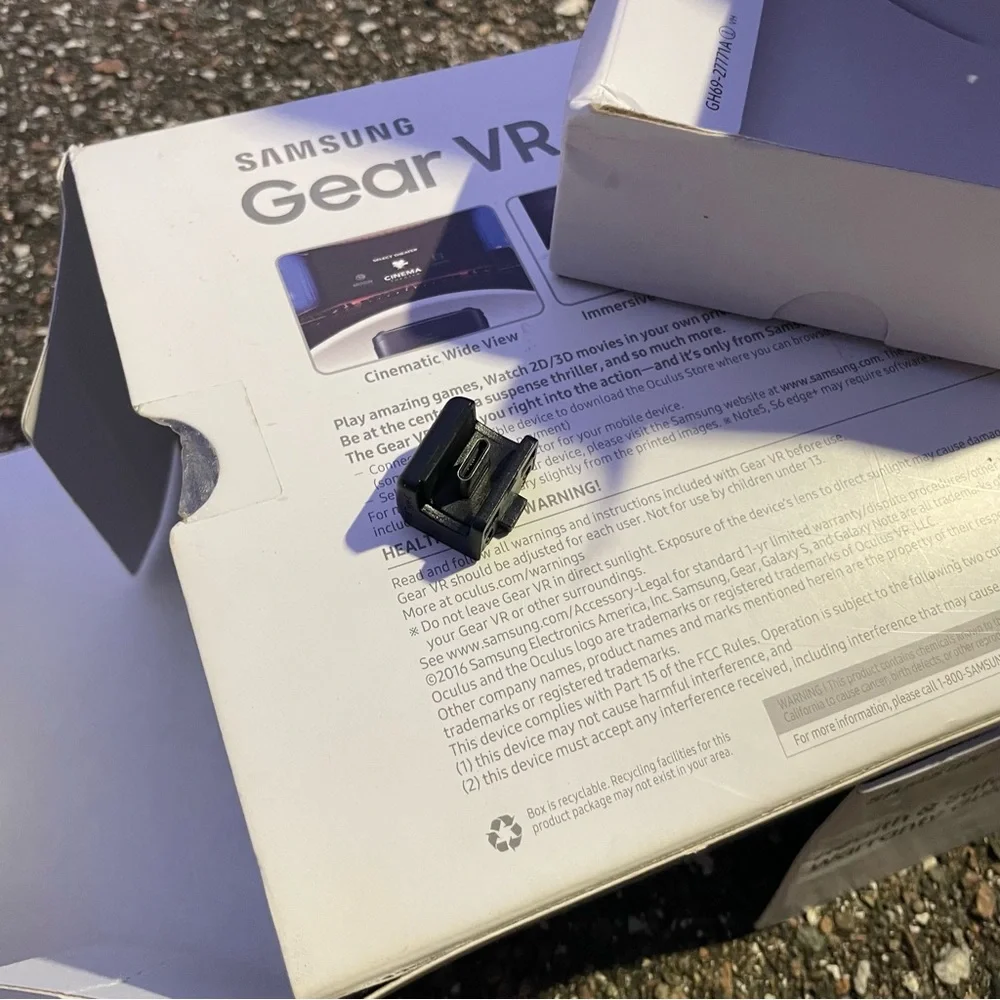 Samsung Gear VR Oculus Headset SM-R323 w/ Box Adapter Included