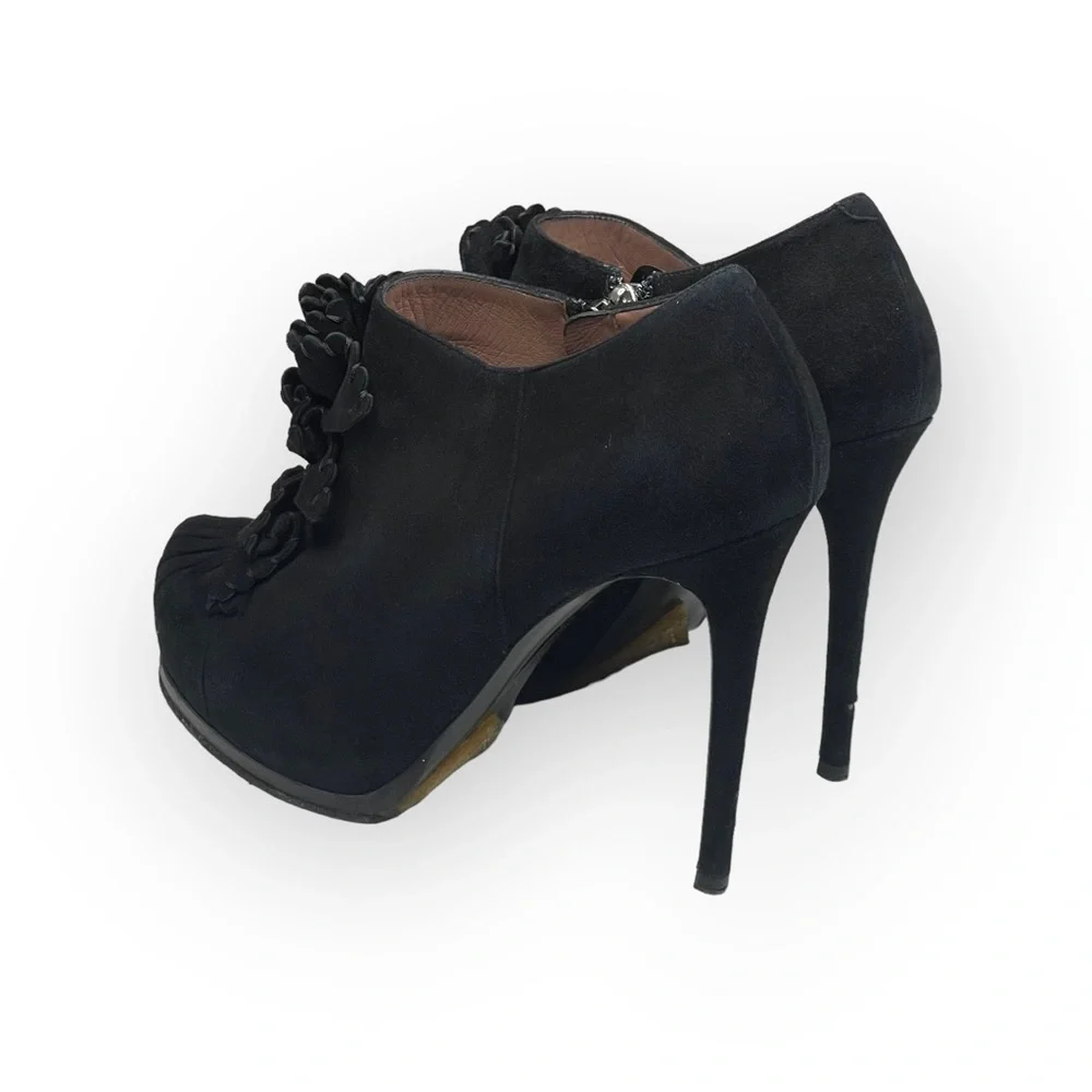 Tabitha Simmons 𒀭 Ruffled Platform Stiletto Heeled Ankle Booties 𒀭Black Suede