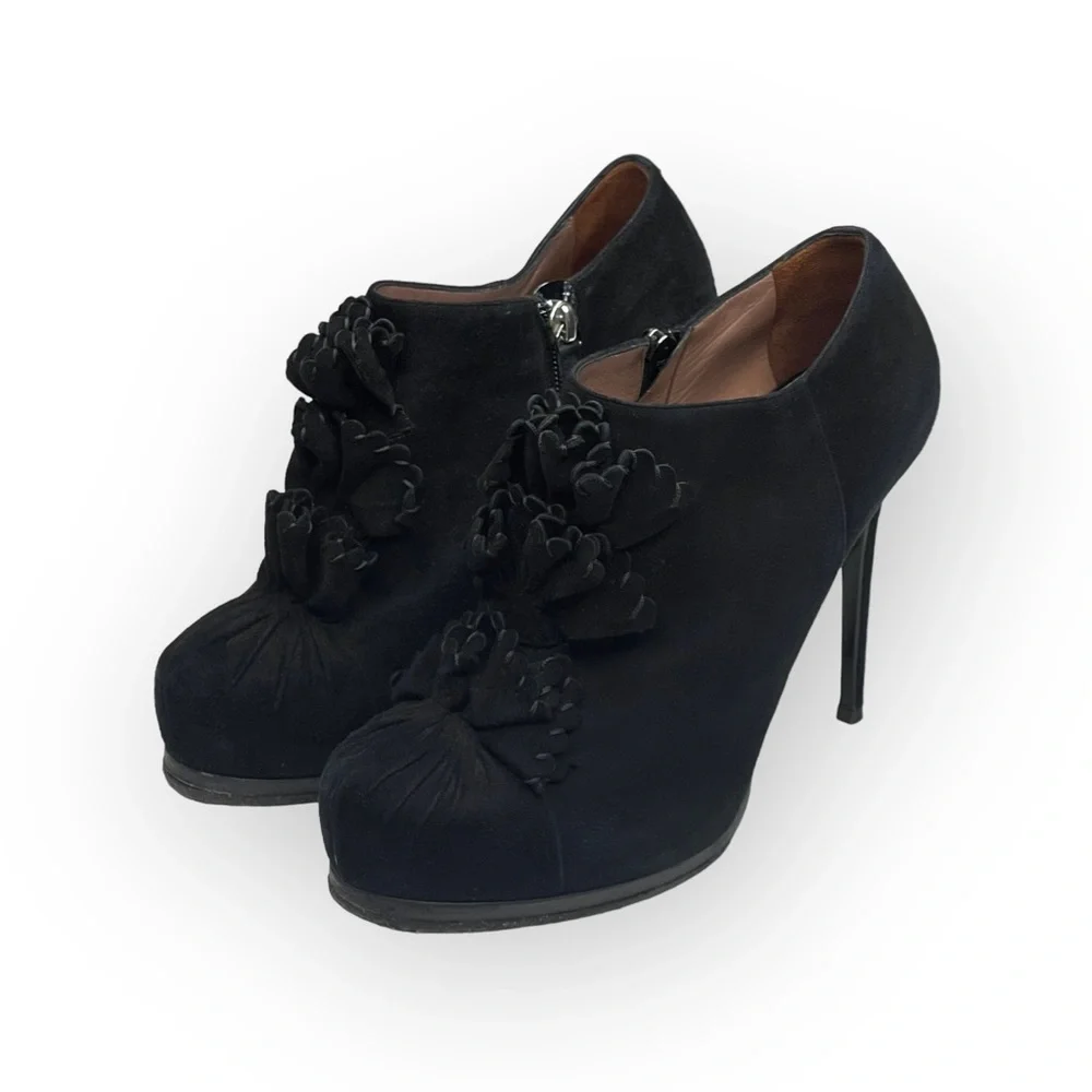 Tabitha Simmons 𒀭 Ruffled Platform Stiletto Heeled Ankle Booties 𒀭Black Suede