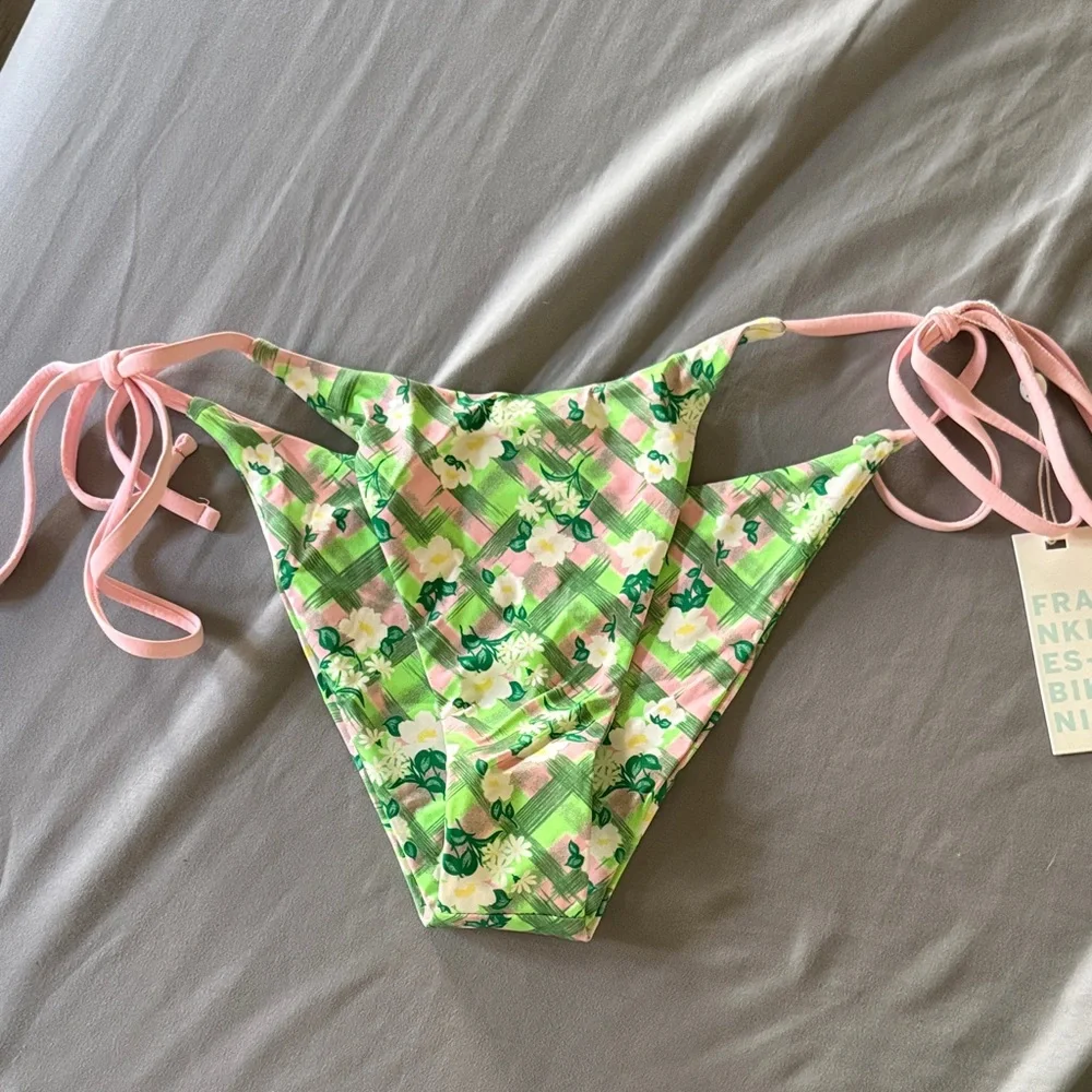 NWT FRANKIES BIKINIS Mackenzie Plaid Cheeky Bikini Bottom, Baby Daisy, size L