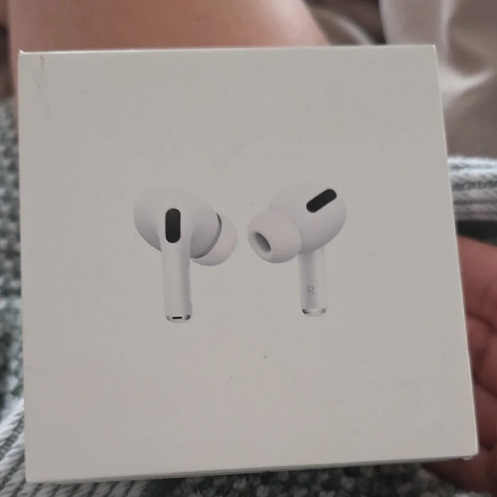 Apple Wireless Earbuds with White Charging Case With Box