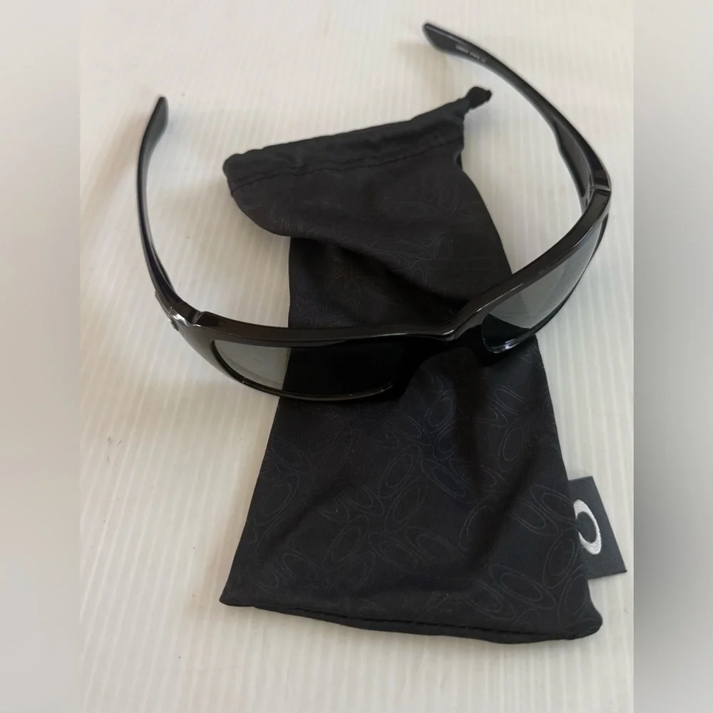 Oakley Black Men's Sport Sunglasses with Soft Pouch