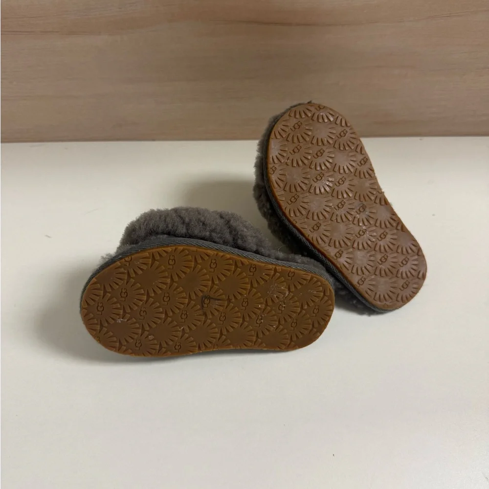UGG follow us