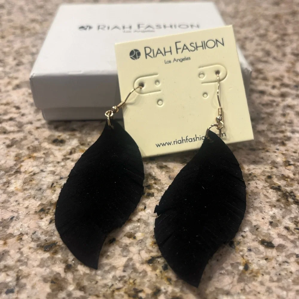 NEW in BOX Bohemia Genuine Leather Leaf Earrings in Black