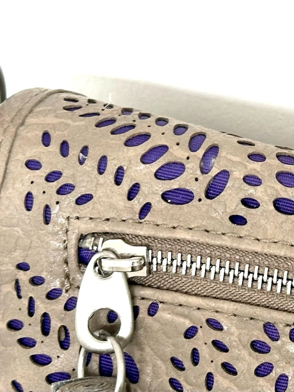 Kensie Girl compact taupe