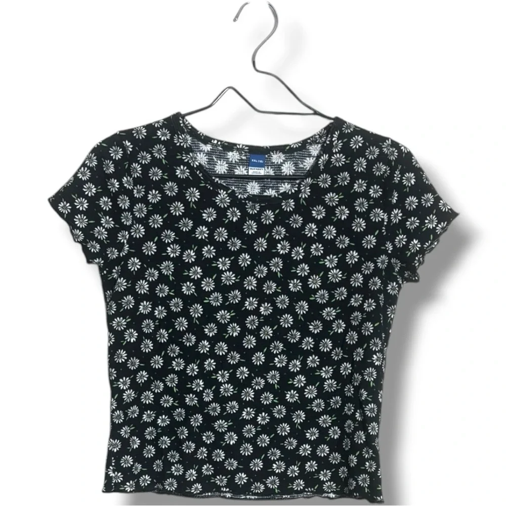 Old Navy Kids Black Short Sleeve Ruffle Hem Lightweight Tee w/White Daisy Print
