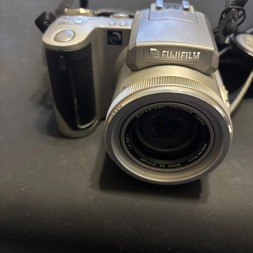 Fujifilm FinePix 4900 Zoom Digital Camera Kit w/ Case Logic TSC-5 Bag