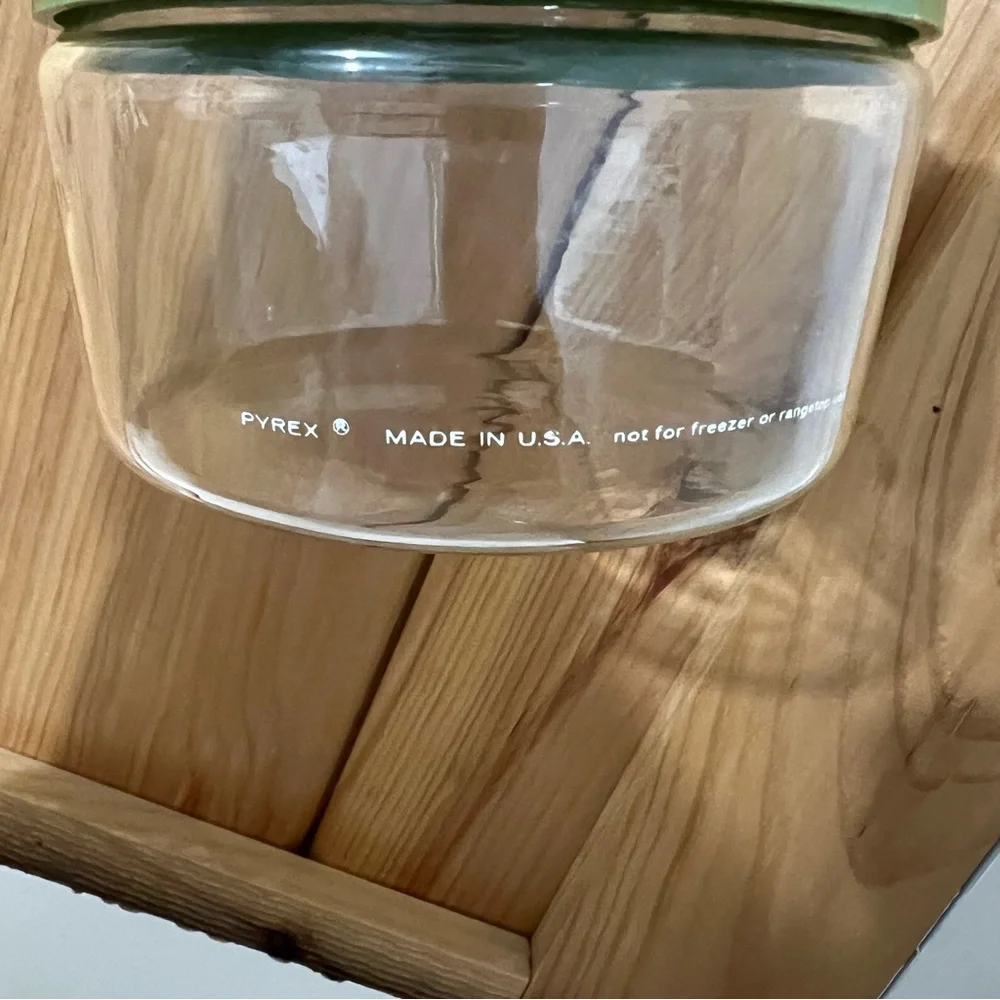 Pyrex vintage set paper