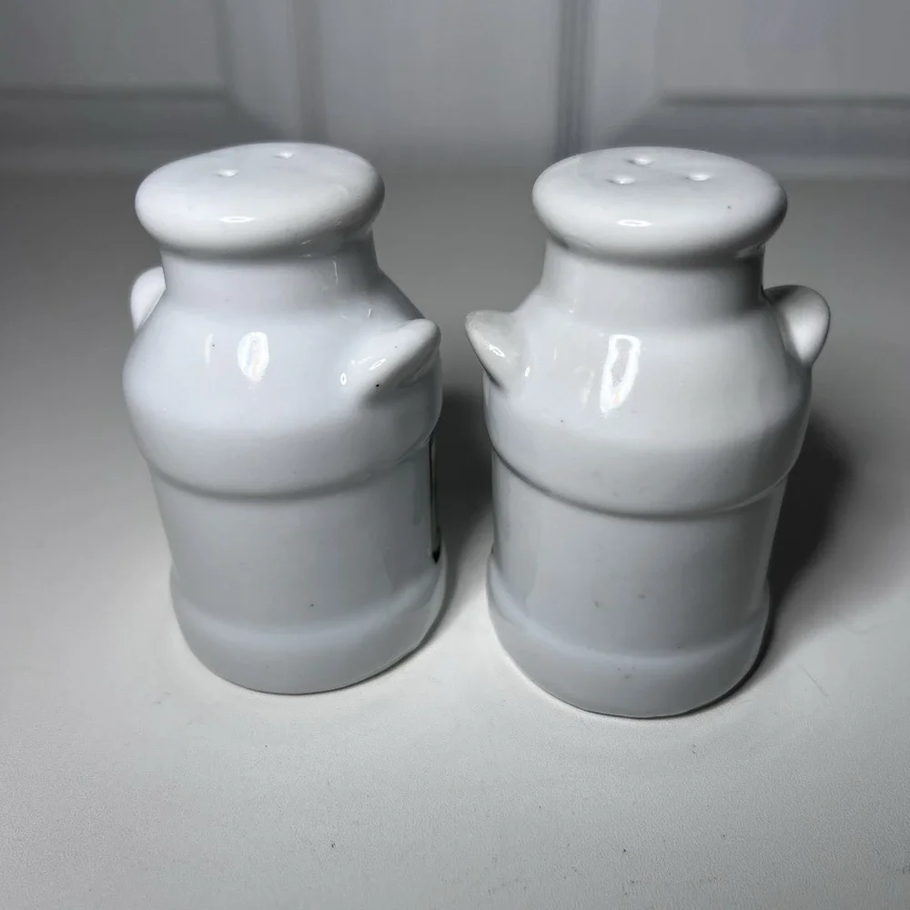 Milk Can Dairy Farm with Cows Salt and Pepper Shaker Set Ceramic Vintage 1990s