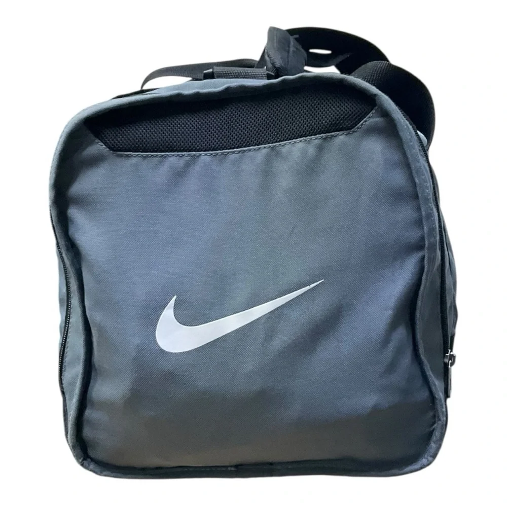 🏋️‍♂️ Nike Gray & Black Duffel Bag — Gym /‎ Travel / Sports Carryall 💼