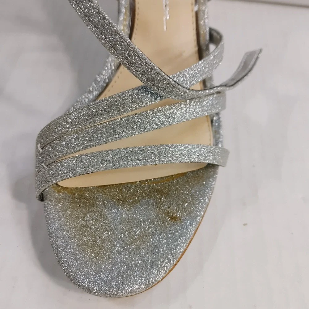 Jessica Simpson flash ensuring metallic