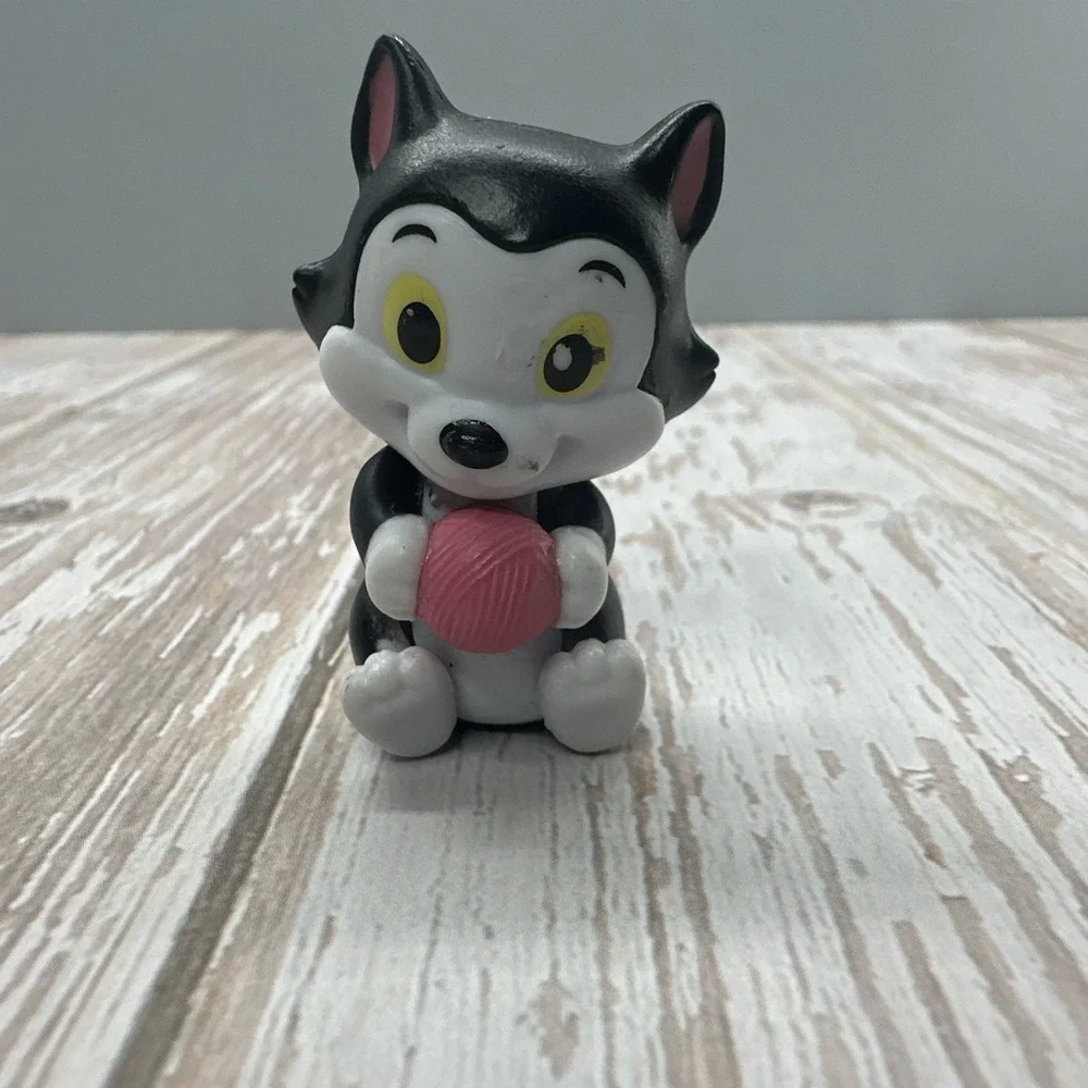 Disney Junior Minnie Mouse Pet Figaro Black Cat Pink Ball of Yarn 1.75