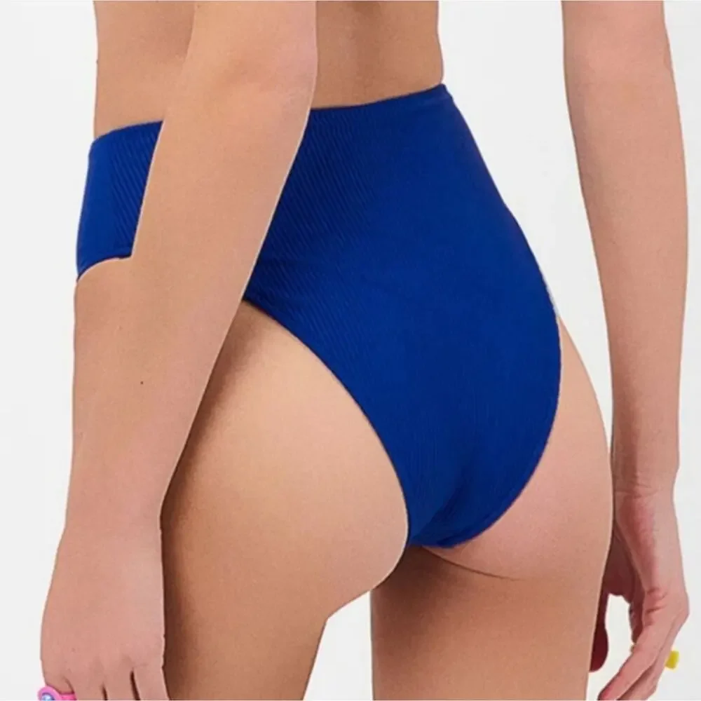 Frankies Bikinis dive into