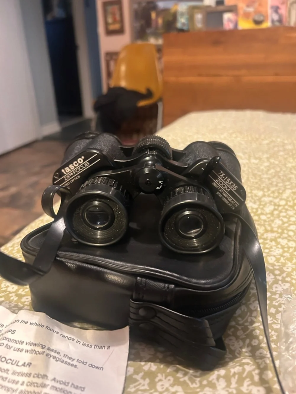 Zoom compact binoculars