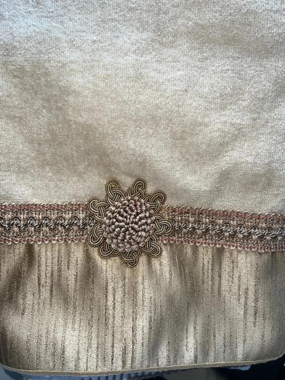 Avanti Braided Cuff Medallion Bath Towel, 25