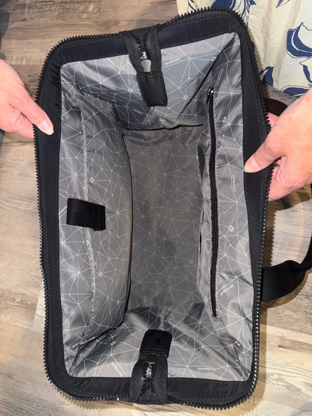 Samsonite look closure
