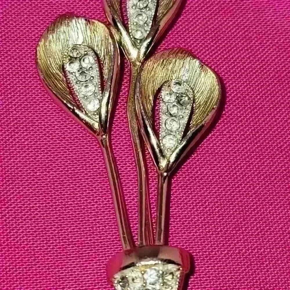 Beautiful Ladies Vintage Brooch