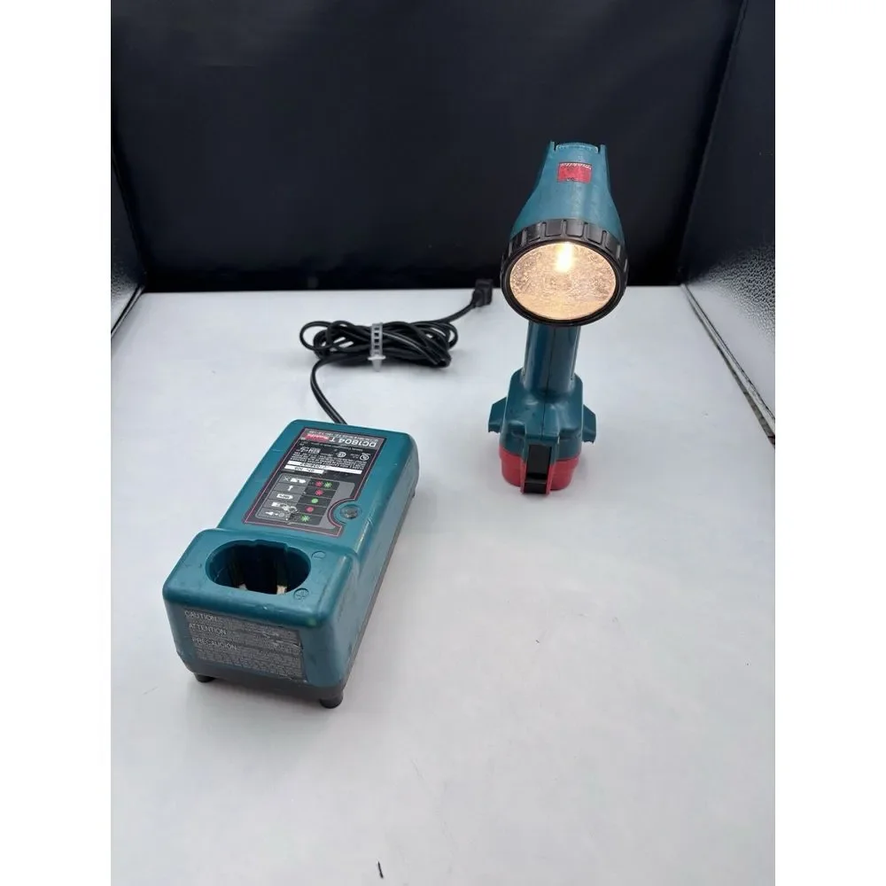 Makita Flashlight With Battery And Battery Charger Tested Works‎ ML903. (2528)